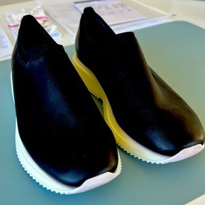 SW black leather walking shoes